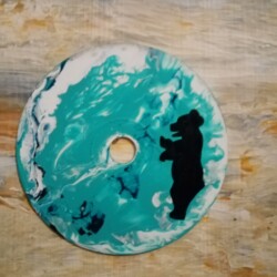 Ombre d'ourse peint sur fond de peinture fluide O² vous prpose une œuvre réaliser sur CD recyclé