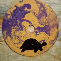 Ombre d'une tortue sur fond de peinture fluide O² vous propose une Œuvre réaliser sur un CD recyclé