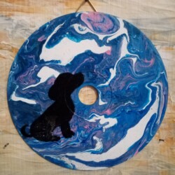 Ombre de chien sur fond de peinture fluide O² vous propose une œuvre unique sur CD recyclé