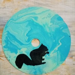 Ombre d'un écureuil sur fond de peinture fluide O² vous propose une œuvre réaliser sur CD recyclé
