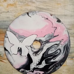 Ombre de papillon sur fond de peinture fluide O² vus propose une œuvre réaliser sur CD recyclé