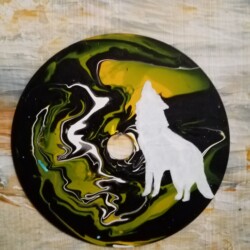 Ombre de loup sur fond de peinture fluide O² vus propose une œuvre unique sur CD recyclé